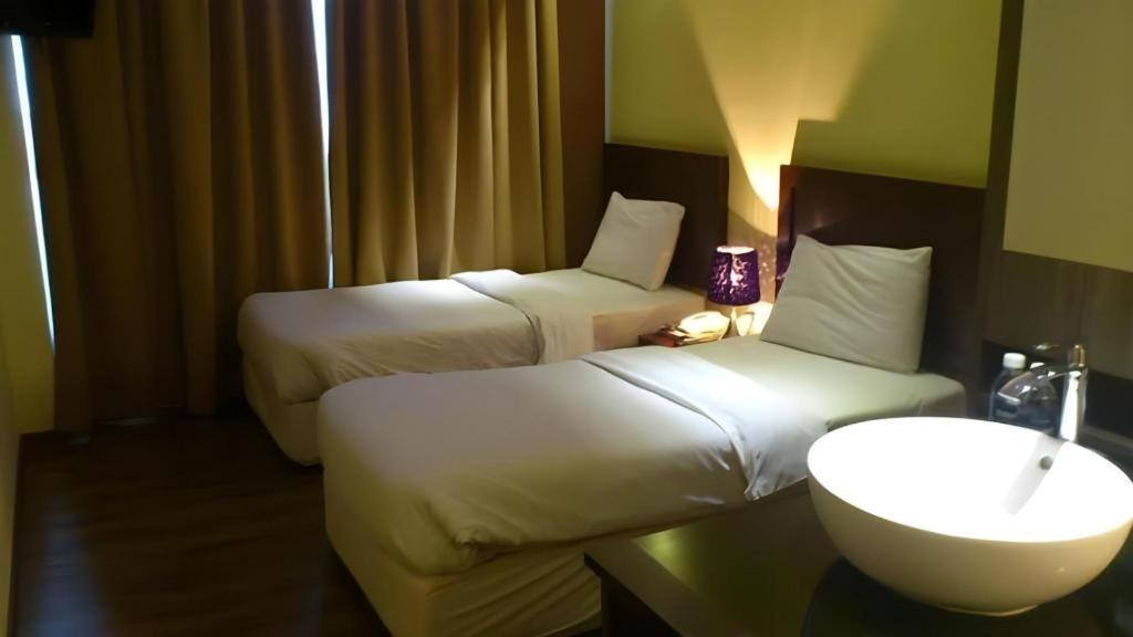 Zotel Business & Leisure Hotel Kuching Kültér fotó