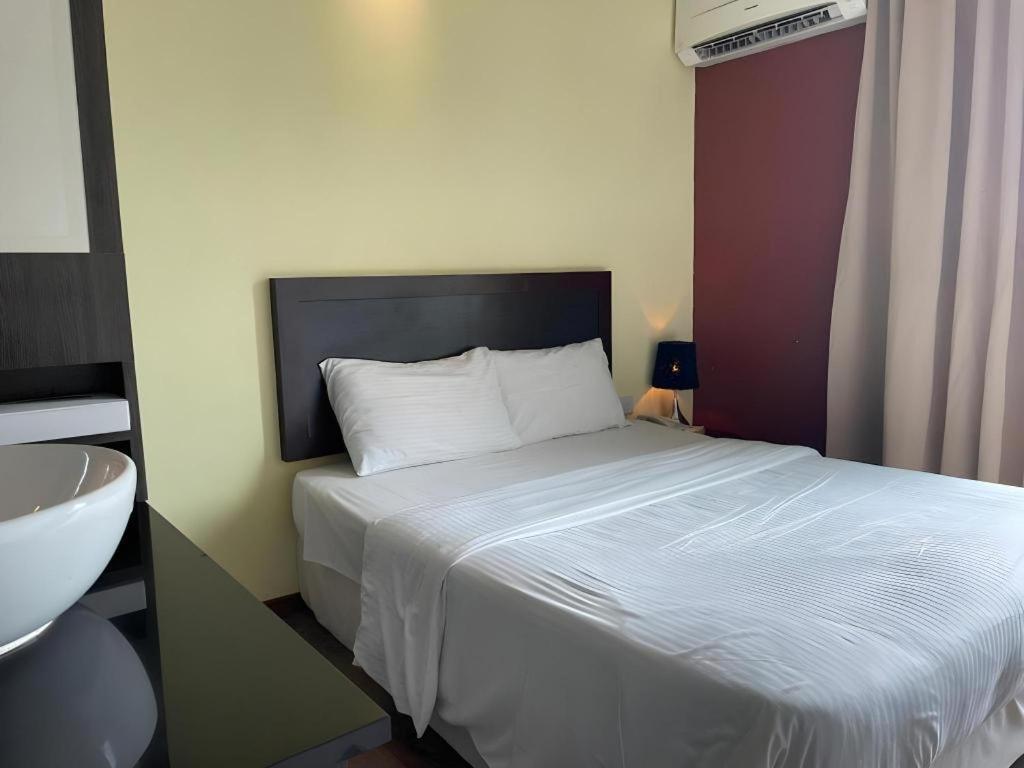 Zotel Business & Leisure Hotel Kuching Kültér fotó