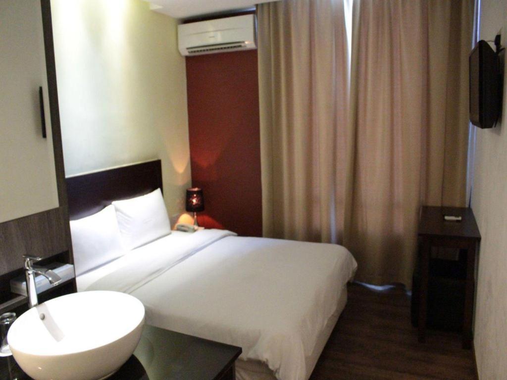 Zotel Business & Leisure Hotel Kuching Kültér fotó