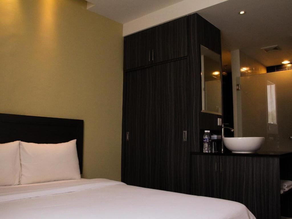 Zotel Business & Leisure Hotel Kuching Kültér fotó